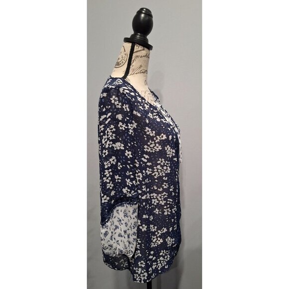 EUC Daisy Fuentes Blue & White Floral Lace-Trim Blouse/Sz. M - Picture 4 of 7